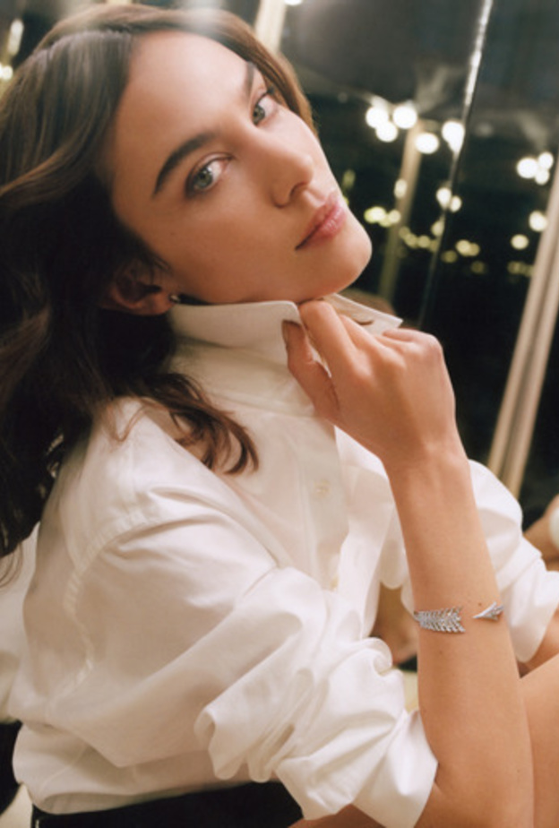 يمكن أن ترتدي سوار Flèche du Temps وحده لتزيين إطلالة غير رسمية