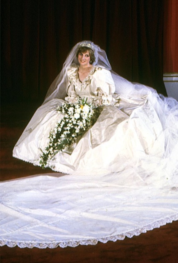  فستان الزفاف المبهر الذي ارتدته الأميرة الراحلة ديانا Princess Diana
