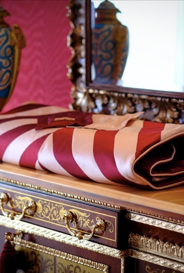 سجادة مطرزة وملونة بشكل عصري من علامة محراب