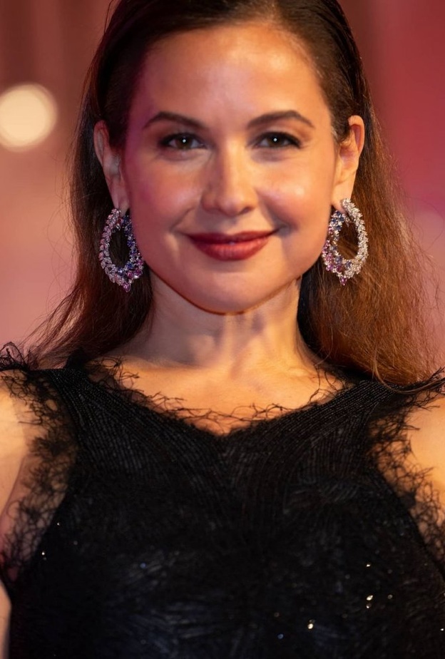 ريا أبي راشد جذابة بأقراط من جاد Jade Jewellery