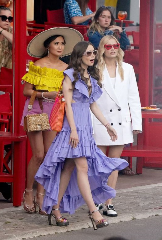 ليلي كولينز تعود بأزيائها المميزة من اطلالات مسلسل Emily in Paris