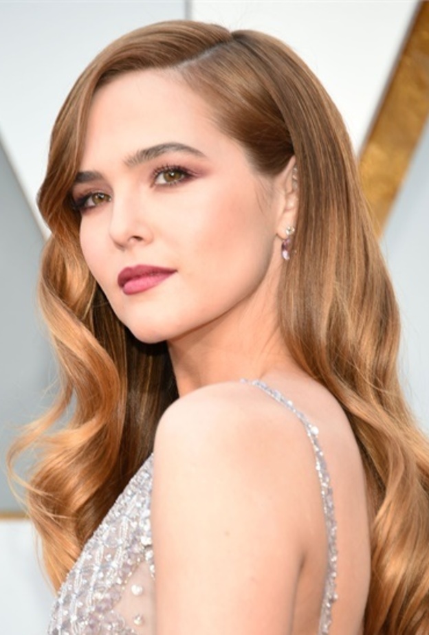 تسريحات شعر ويفي منسدلة