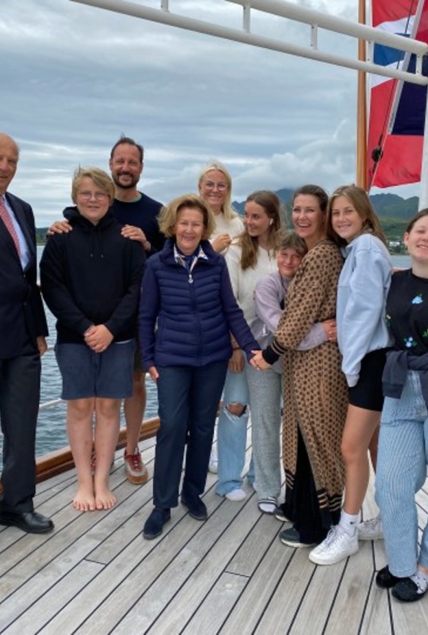 الملك هارالد وولي العهد الأمير هاكون يتفقدان اليخت الملكي النرويجي