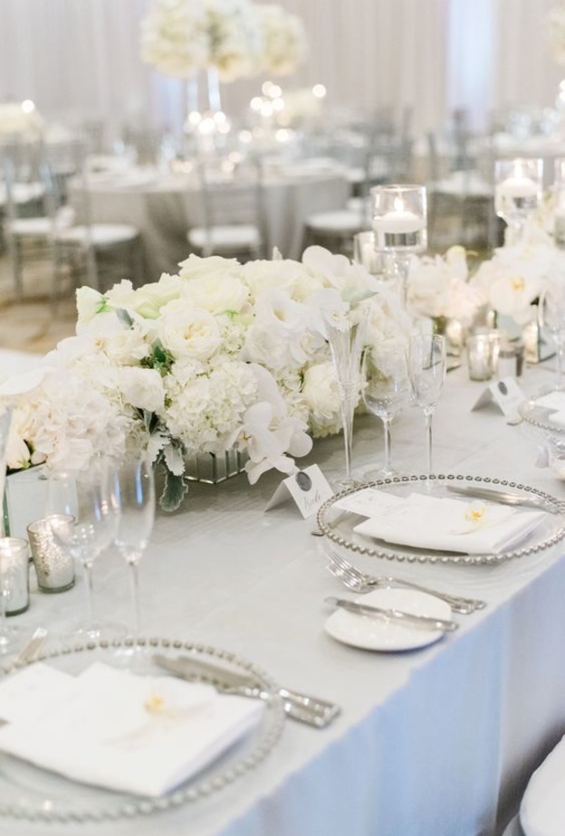 اللون الابيض يزيّن حفل الزفاف الملكي وطاولات حفل الزفاف