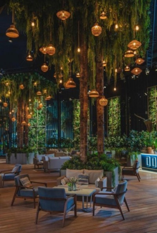 مطعم المركاز أحد أفضل الوجهات المميزة لعشاق الأجواء الساحرة 