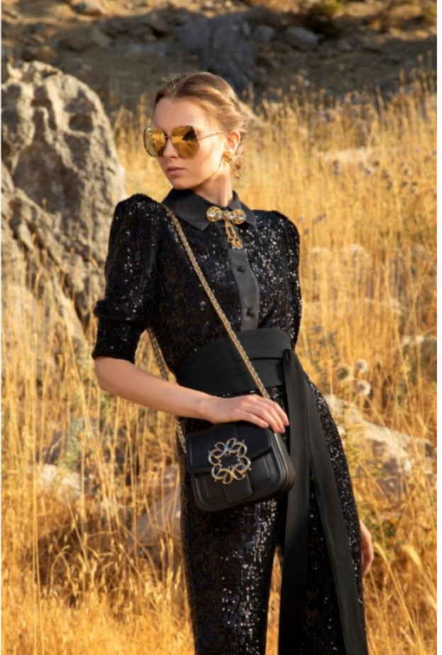 الجمبسوت الأسود مع الترتر اللامع من تصميم ايلي صعب الذي نسّق معه الحزام العريض