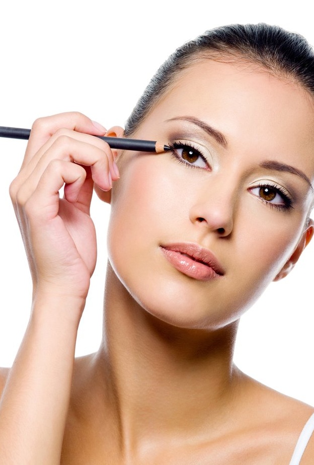 حيل جمالية لمنع سيلان الكحل الاسود في عيد الفطر 2021