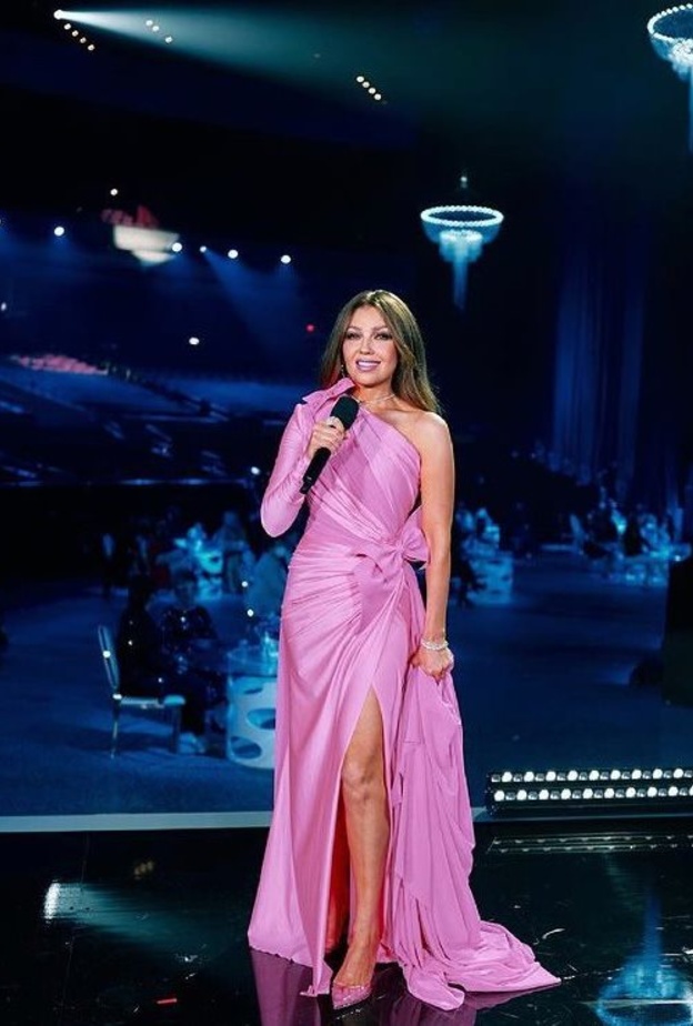 تألقت بفستان فوشيا من تصميم نيكولا جبران تميّز بقصة الكتف والكم الواحد مع الشق الجانبي