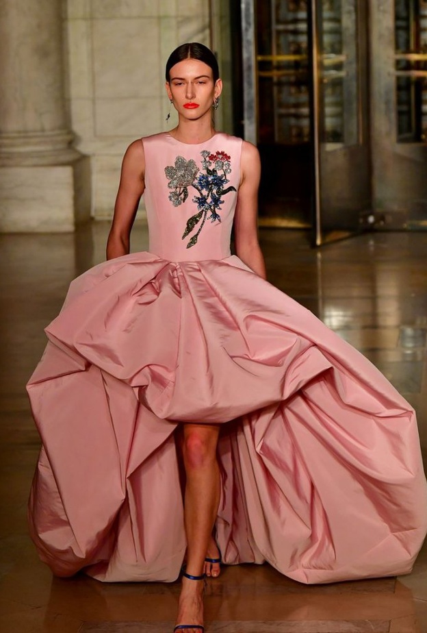 فساتين زفاف باللون الوردي من oscar de la renta