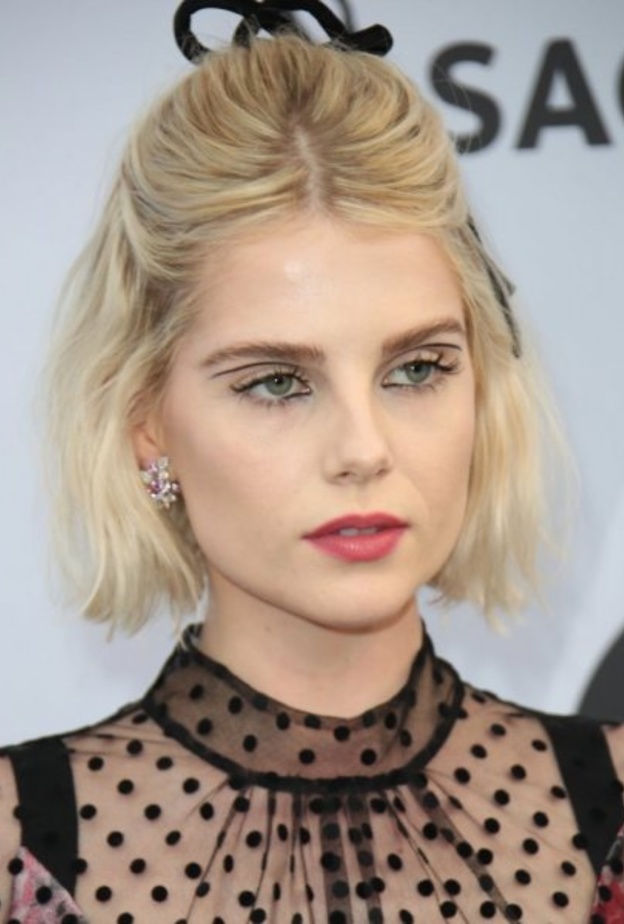 رسمات مكياج مع الآيلانير الرفيع 