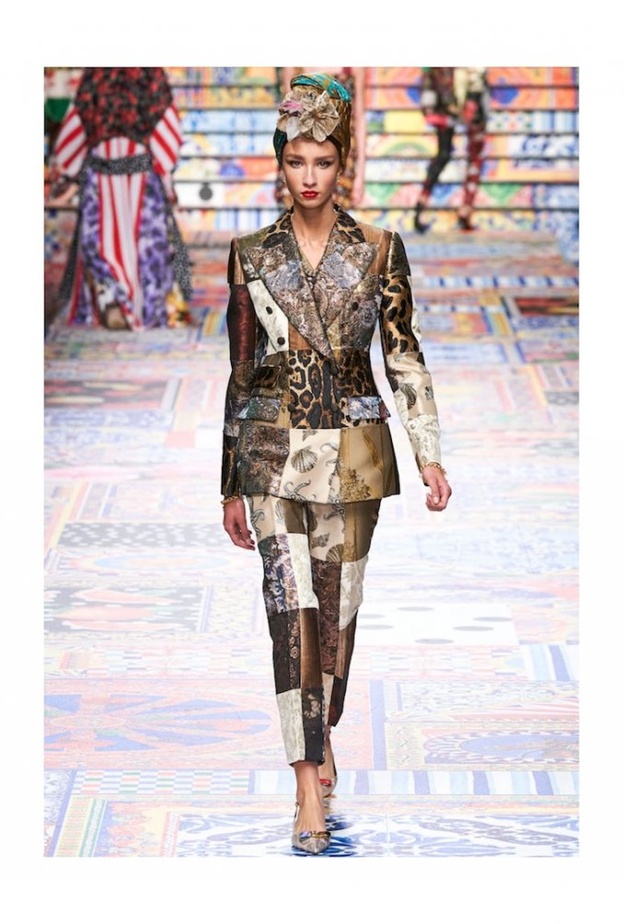 تصميم شبابي وعصري باللونين الكحلي والرمادي من Alexander McQueen 