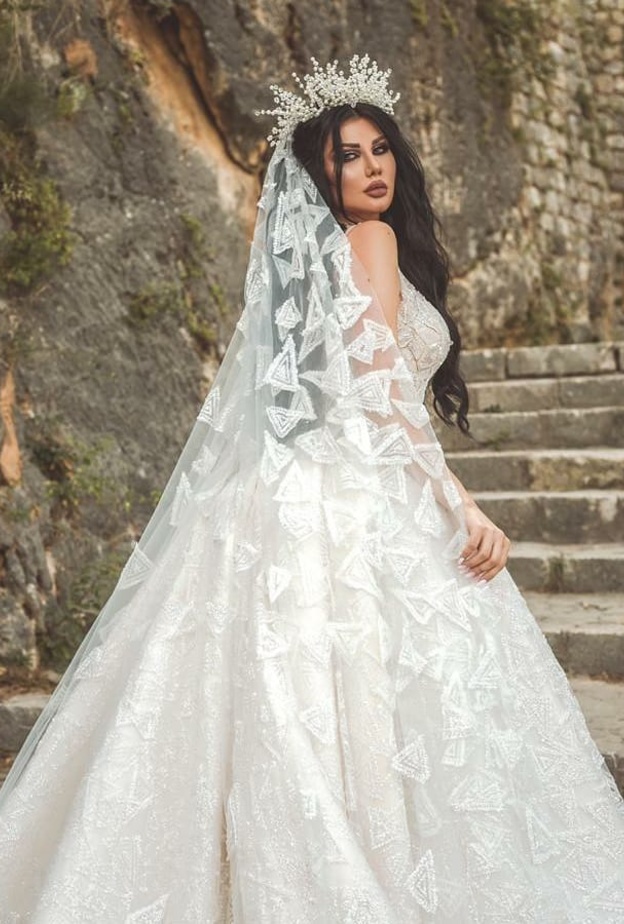 جيني اسبر باطلالة عرائسية