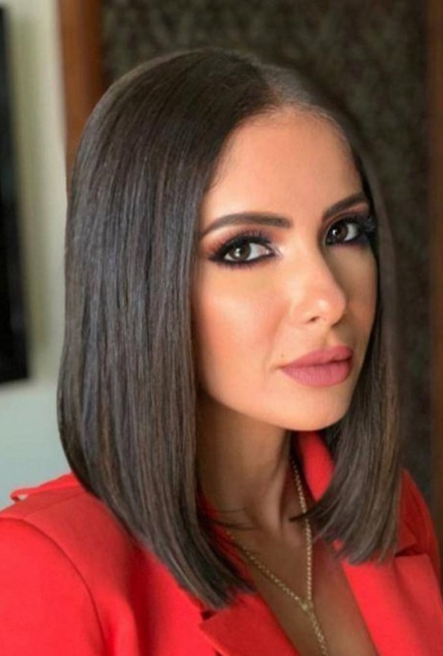 تسريحات الشعر الاسود والكاريه على طريقة منى زكي