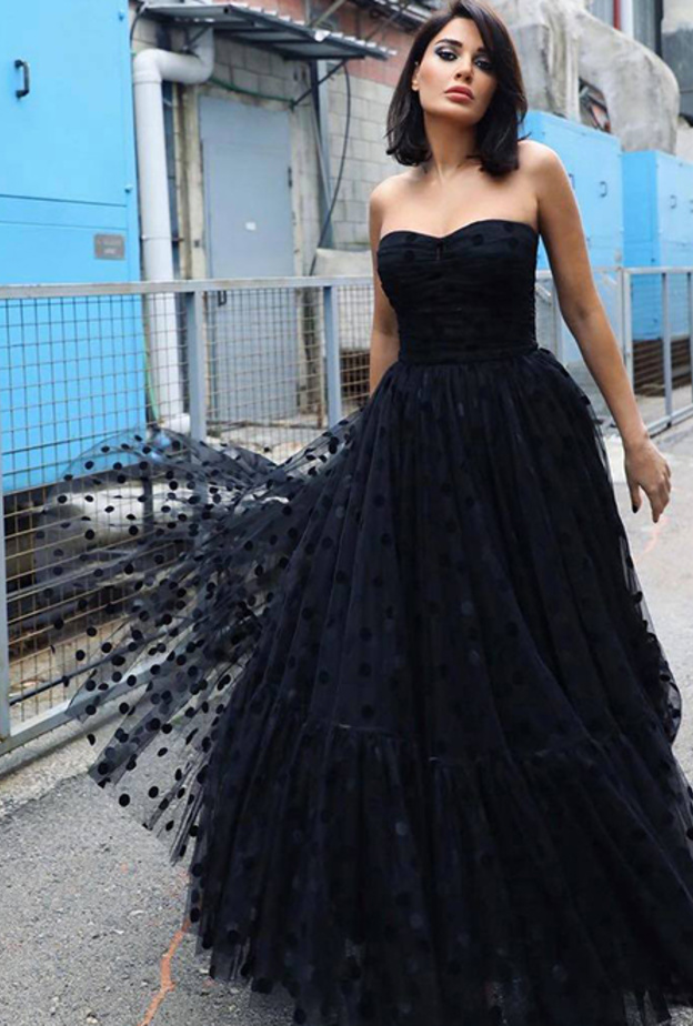 اطلالة النجمة سيرين عبدالنور ساحرة بالفستان الاسود المنقط مع التول