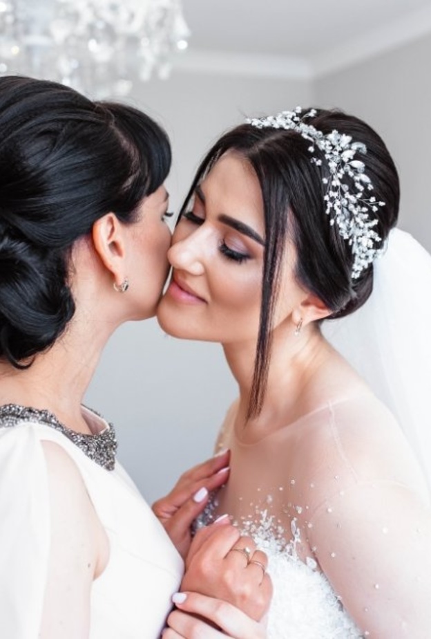  عروس تمنع والدتها من حضور حفل زفافها بسبب ارتداء البنطلون