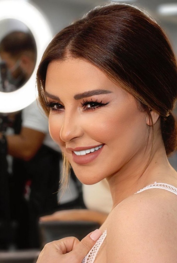 تسريحة الكعكة المنخفضة على طريقة ماغي بو غصن