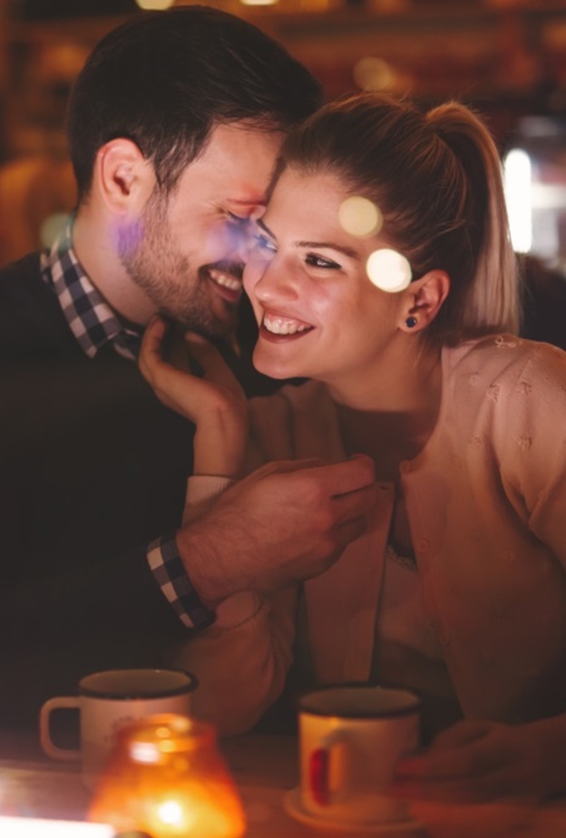  استخدمي عبارات رومانسية لتعبري له عن مدى اشواقك له عند ابتعاده