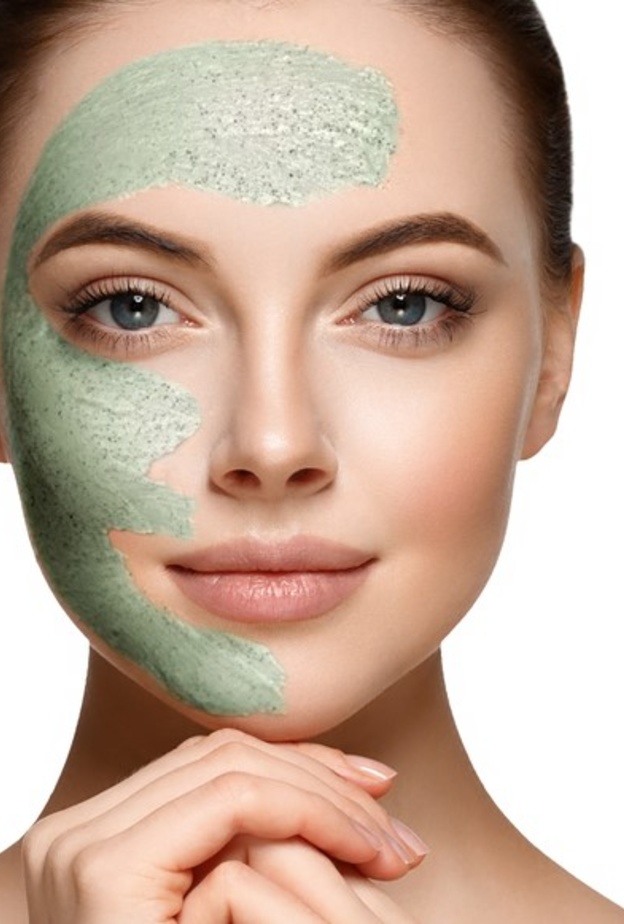  فوائد واضرار ماسك الطين الاخضر للعناية بالبشرة الدهنية