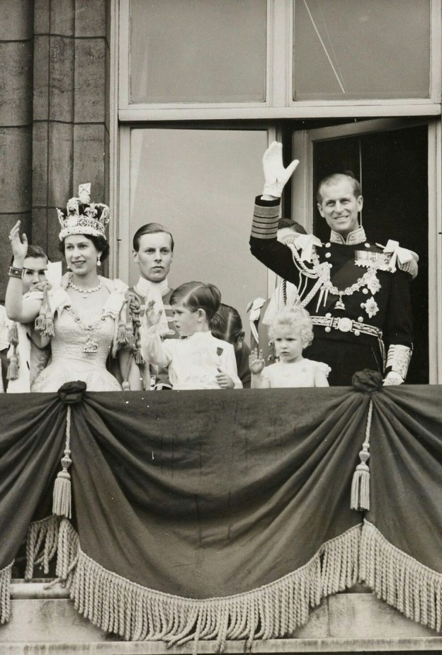 تعرف على القواعد الملكية للوقوف في شرفة قصر باكنغهام؟