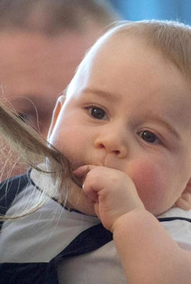 بالصور.. 7 مواقف تصرف فيها صغار العائلات الملكية كالأطفال العاديين