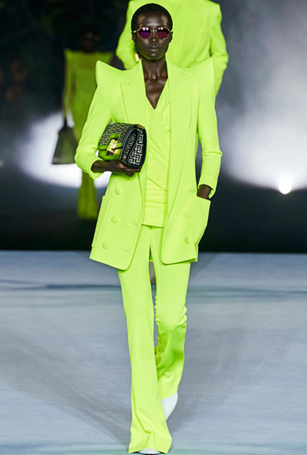 موديلات بدلات بالوان النيون لاطلالات ربيع 2021 من Balmain