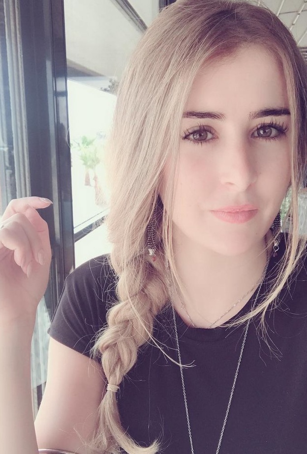 عائشة بن أحمد بتسريحة ذيل الحصان