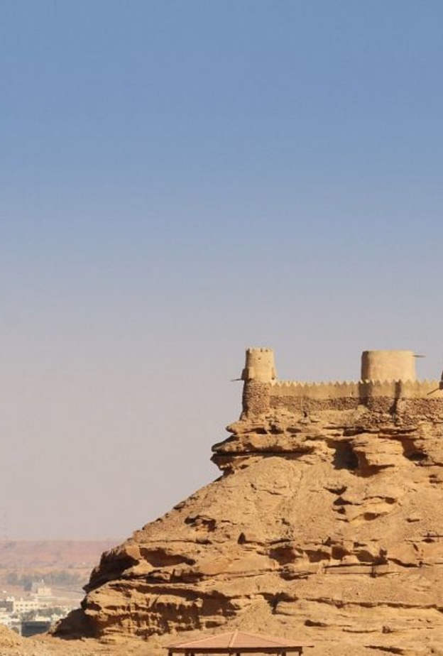 نسور السعودية ترسم الراية الخضراء فوق  قلعة زعبل التاريخية - المصدر وكالة الأنباء السعودية