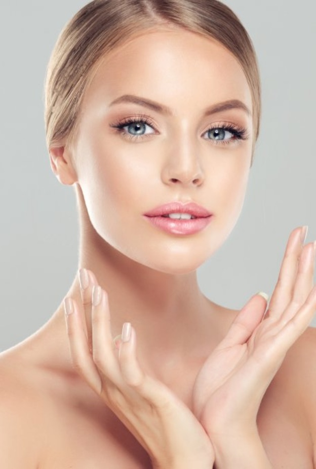 ترفع عملية شد الوجه أنسجة الوجه المترهلة وتشدّدها لاستعادة مظهر أكثر شباباً