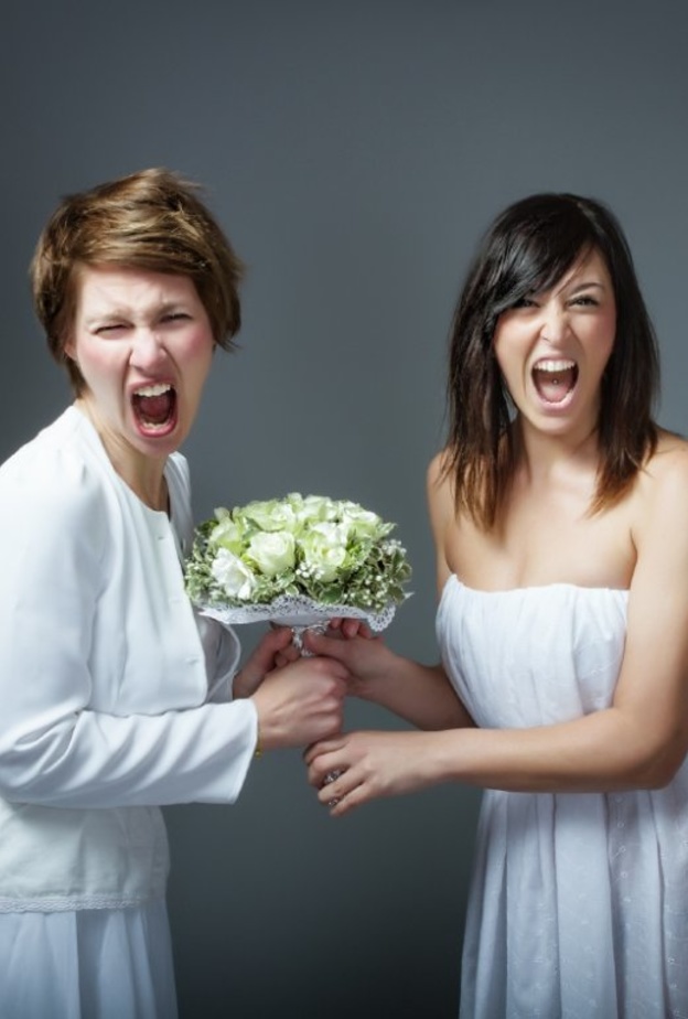 زوجة أب تحاول إفساد فرحة عروس في حفل زفافها