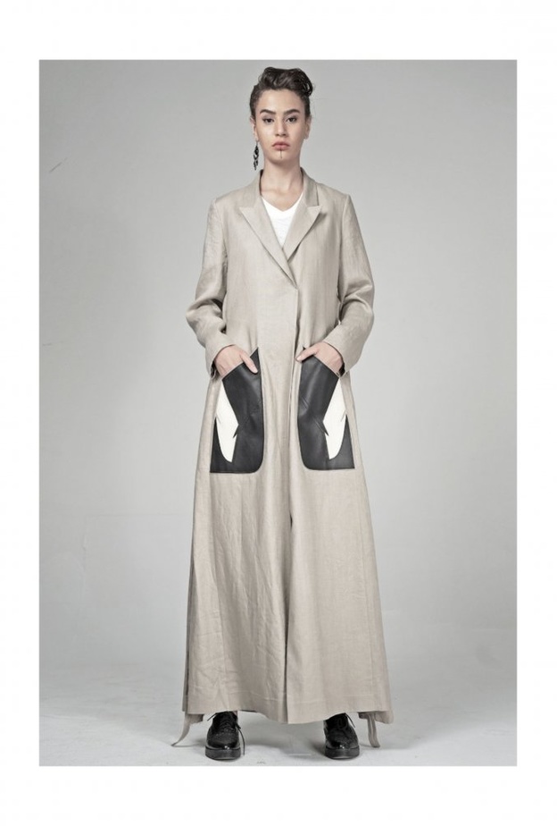 الأسود الراقي بعباية أنيقة بالجيوب مع تطريزات الورود على الأكمام من  ALBATROSS