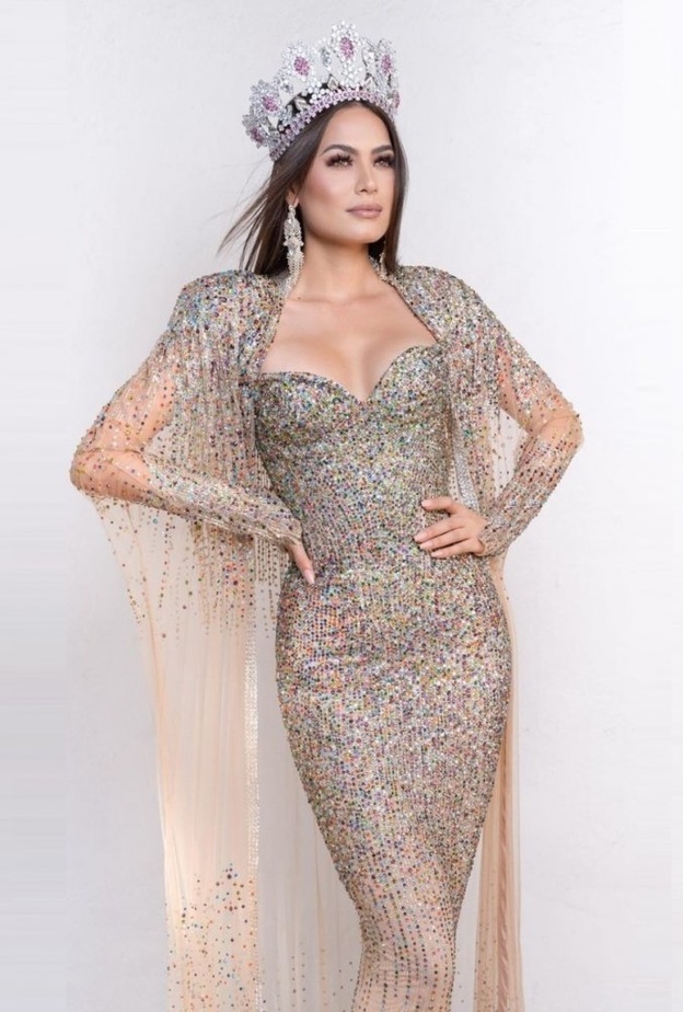 اطلالات المكسيكية أندريا ميسا بفستان سهرة براق وفاخر