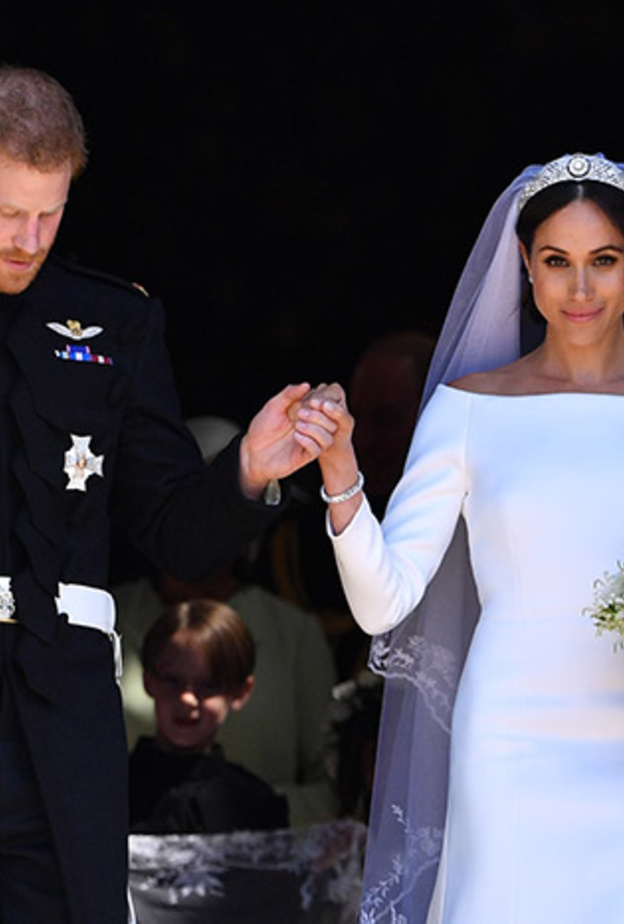 الحصول على موافقة الملكة بشأن تاج العروس