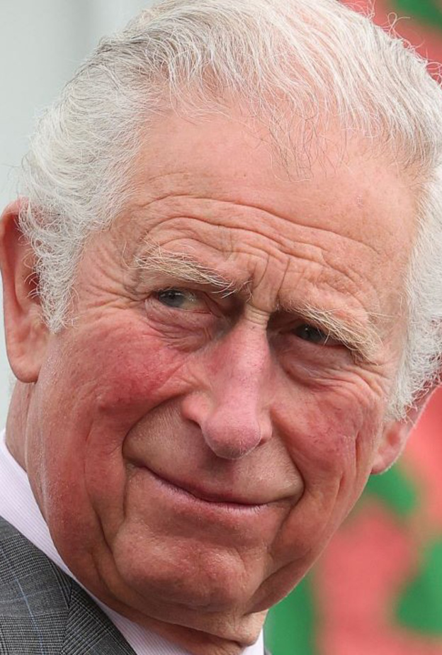 تقارير تتحدث عن قيام الأمير تشارلز بتغييرات جذرية في نظم إدارة المنازل الملكية وموافقة الملكة عليها