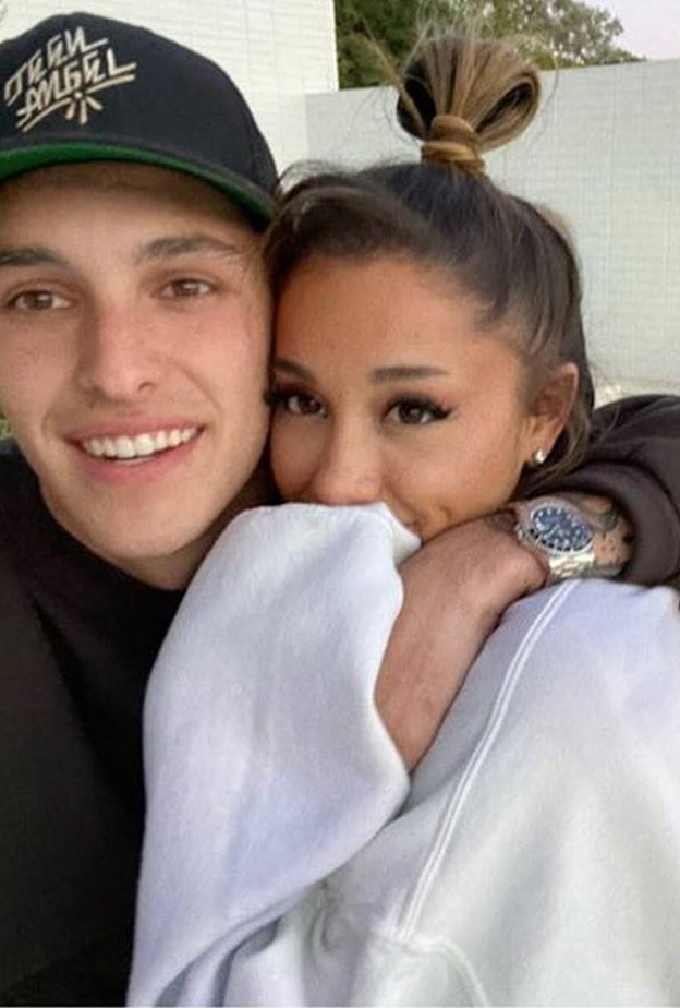  أريانا غراندي تقيم في جوار أوبرا وينفري والأمير هاري