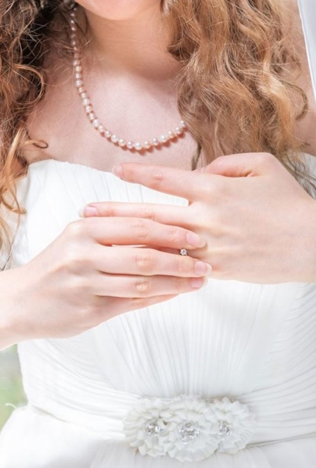 الشرطة تقتحم حفل زفاف لاستعادة قلادة استعارتها العروس بدون إذن