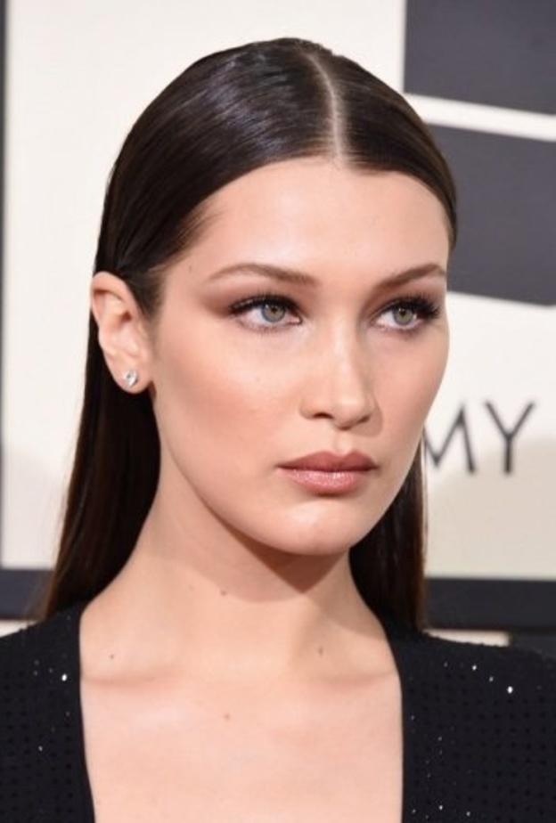 احمر شفاه نيود مشمشي لماع في صيف 2021 من وحي بيلا حديد 2021