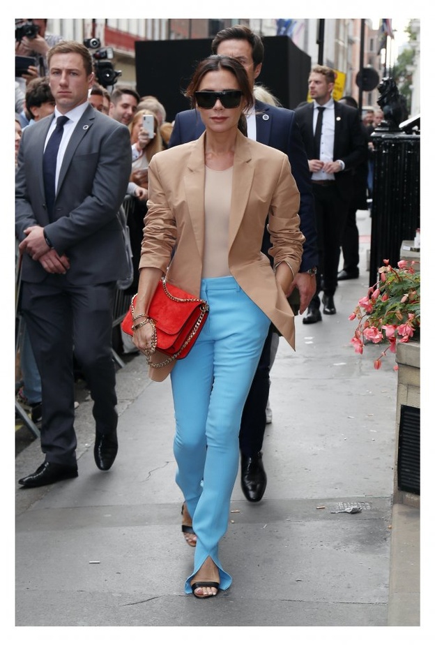 افكار تنسيق البنطلون القماش على طريقة فيكتوريا بيكهام