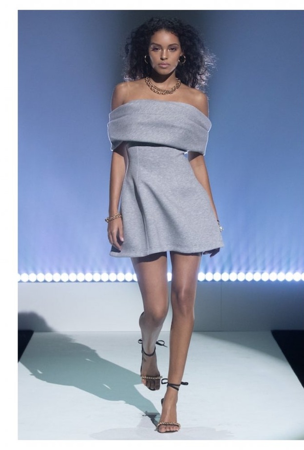 طرق اعتماد ازياء اوف شولدرز من منصات عروض ازياء ربيع وصيف 2021