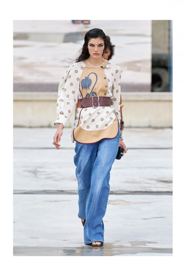 الجينز الفاتح بقصة الفلير الكلاسيكية بتصميم من Balmain 
