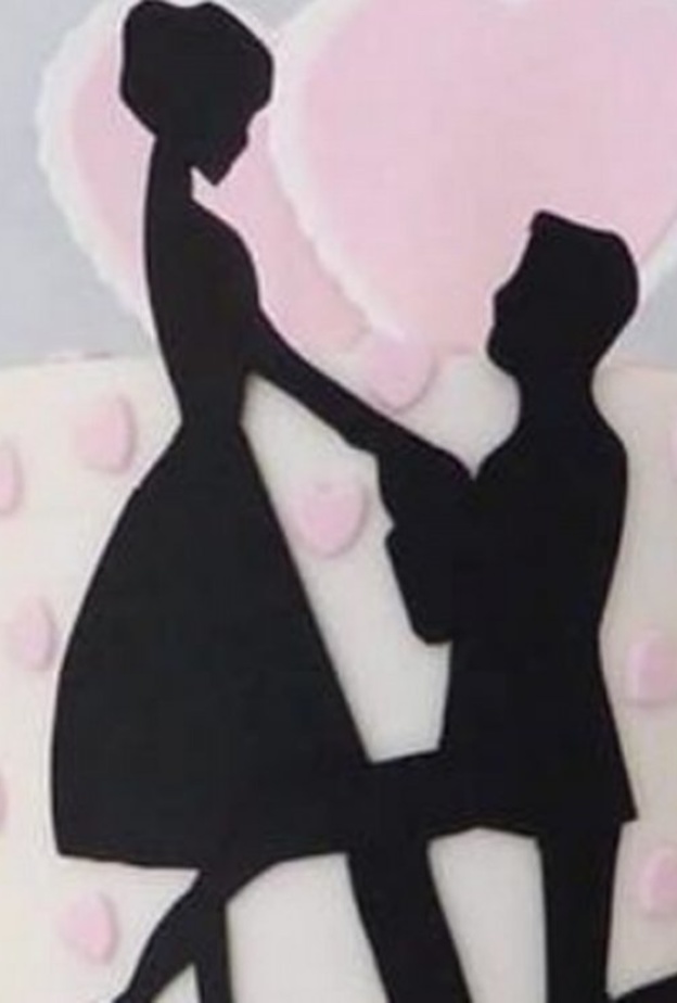 كعكة خطوبة تتحول لحالة تندر بين العائلة