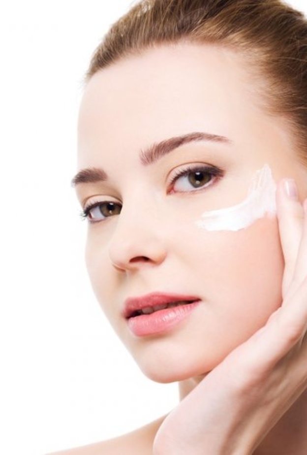  نصائح جمالية قبل تقشير البشرة وتجديد خلاياها في فصل الصيف 2021