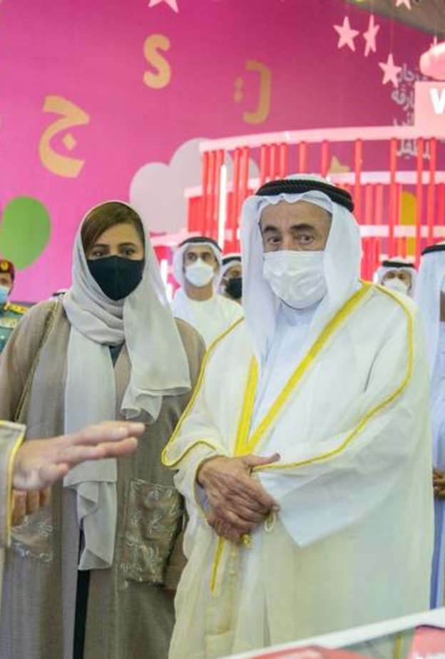 الشيخ سلطان القاسمي أثناء زياراته لورش مهرجان الشارقة القرائي للطفل