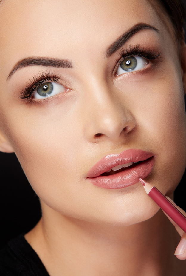 طريقة عمل كونتور تكبير الشفايف بالمكياج بالخطوات