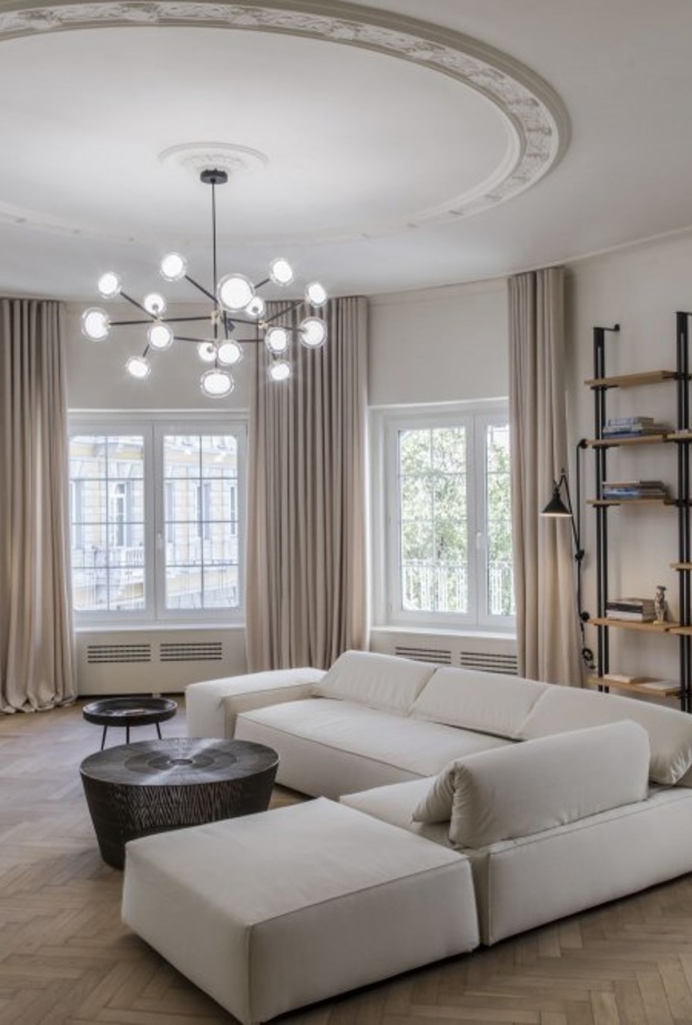  الأثاث بلونه الأبيض فوق الأرضيات الخشبية الأنيقة