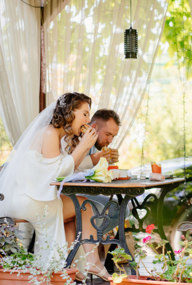 اطعمة ينصح العروسين بتجنبها يوم الزفاف