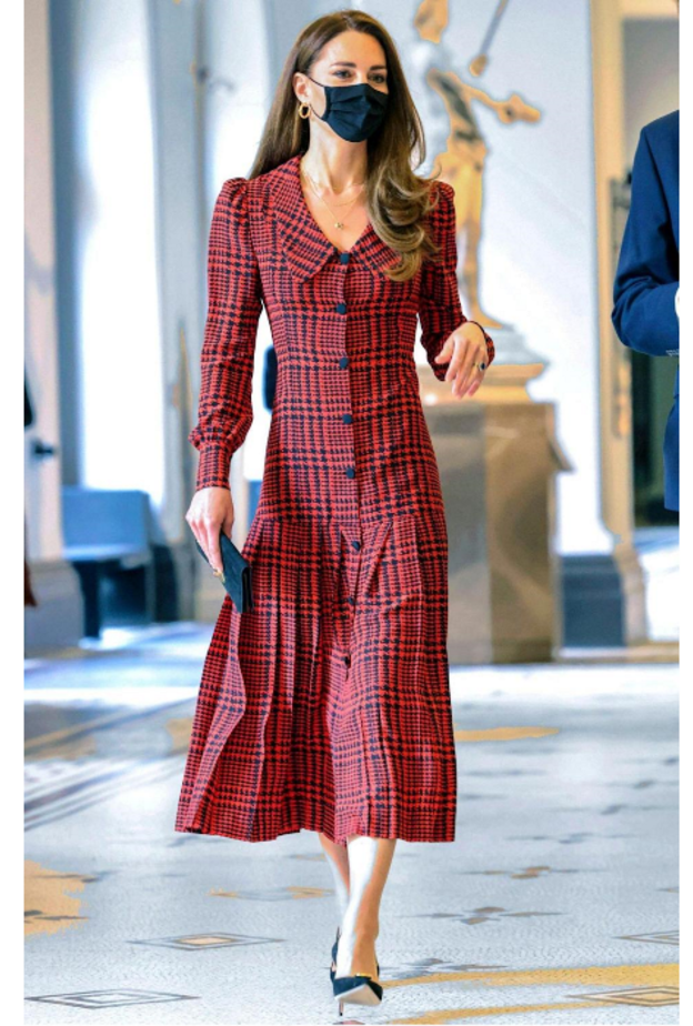 ارتدت فستانًا طويلًا بنقشة هوندستوث باللونين الأحمر والأسود من أليساندرا ريتش