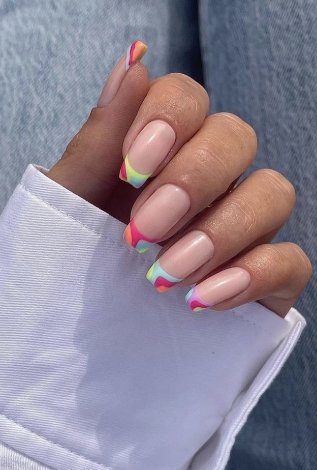  طريقة اعتماد المناكير الملون بأسلوب جديد