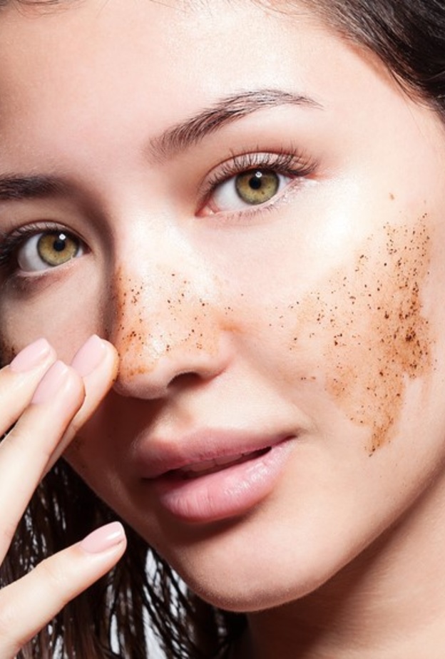 طريقة استخدام سكراب القهوة وزبدة الشيا وزيت جوز الهند لنعومة ونضارة البشرة