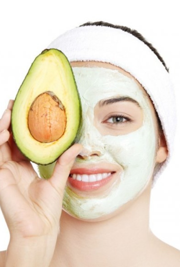خلطات طبيعية بالافوكادو للتخلص من جفاف البشرة وحمايتها من التجاعيد