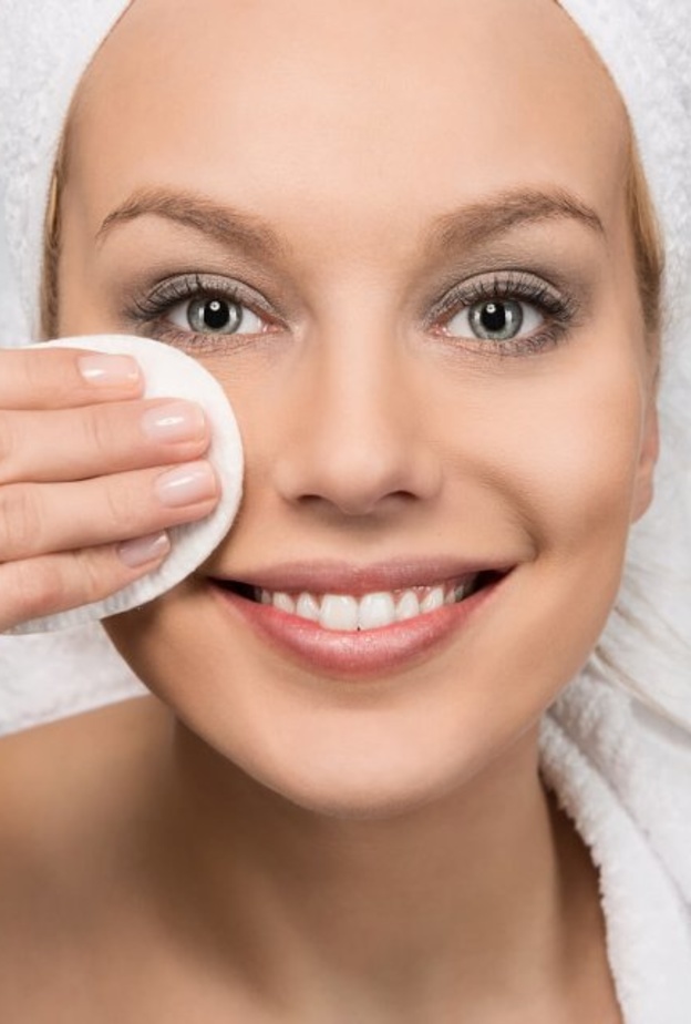 مسح قطعة قطنية بعصير الليمون يعمل على إزالة المكياج